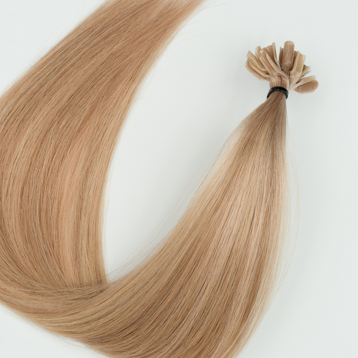 Vektorillustration von langen, welligen Haaren mit Bonding Extensions, die volumin�s und lebendig wirken.