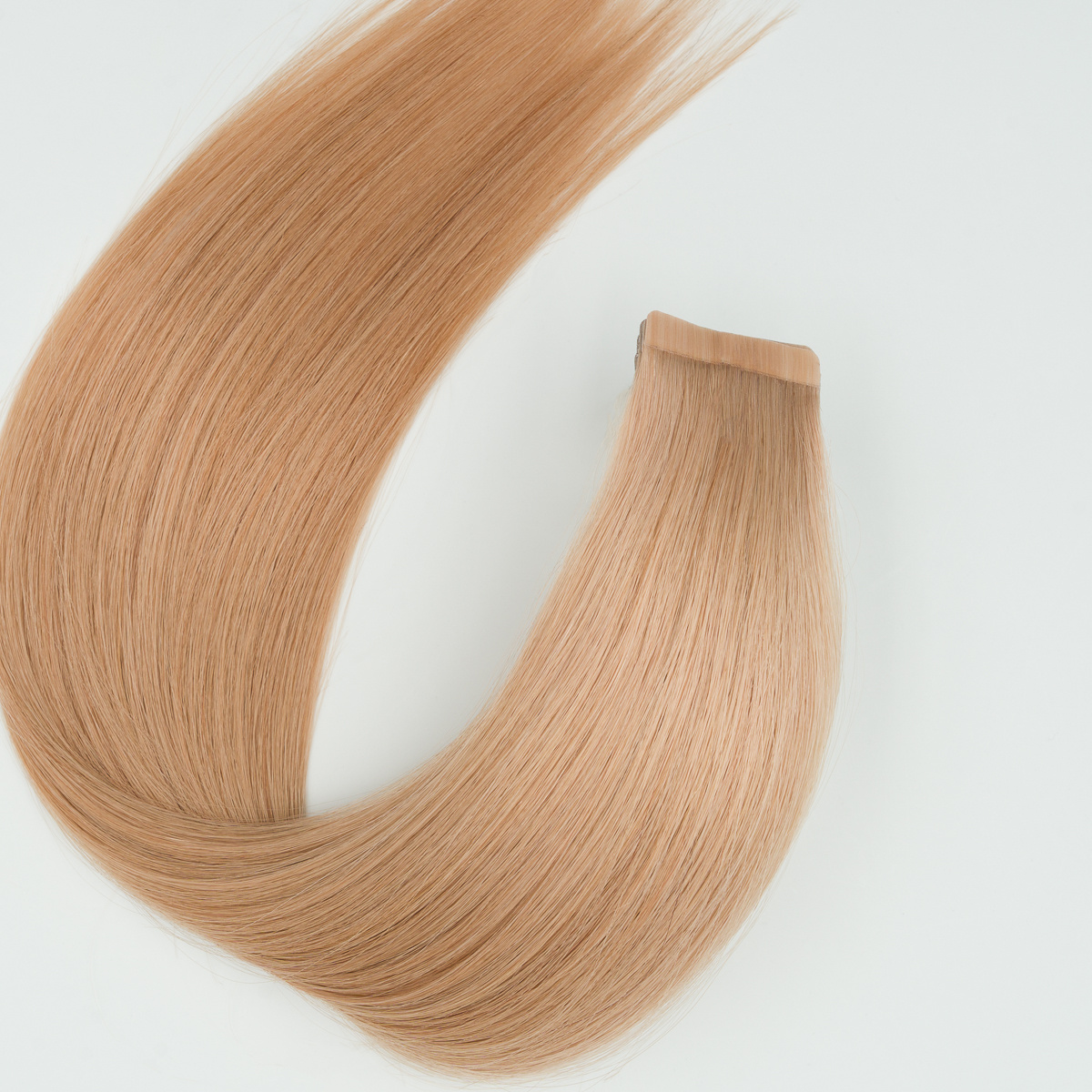 Vektorillustration von langen, welligen Haaren mit Tape-Extensions, die einen eleganten und modernen Look zeigen.