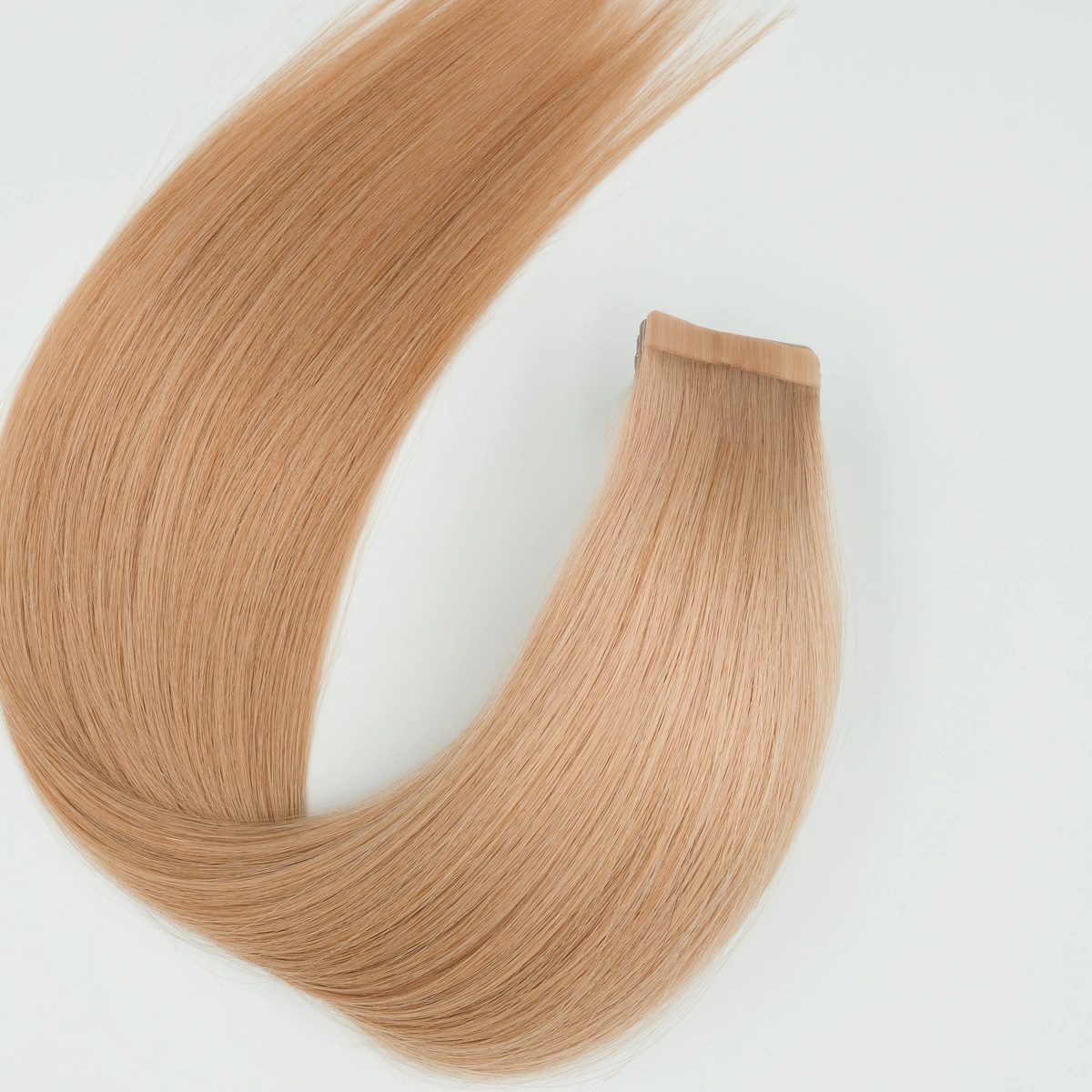 Vektorillustration von langen, welligen Haaren mit Tape-Extensions, die einen eleganten und modernen Look zeigen.