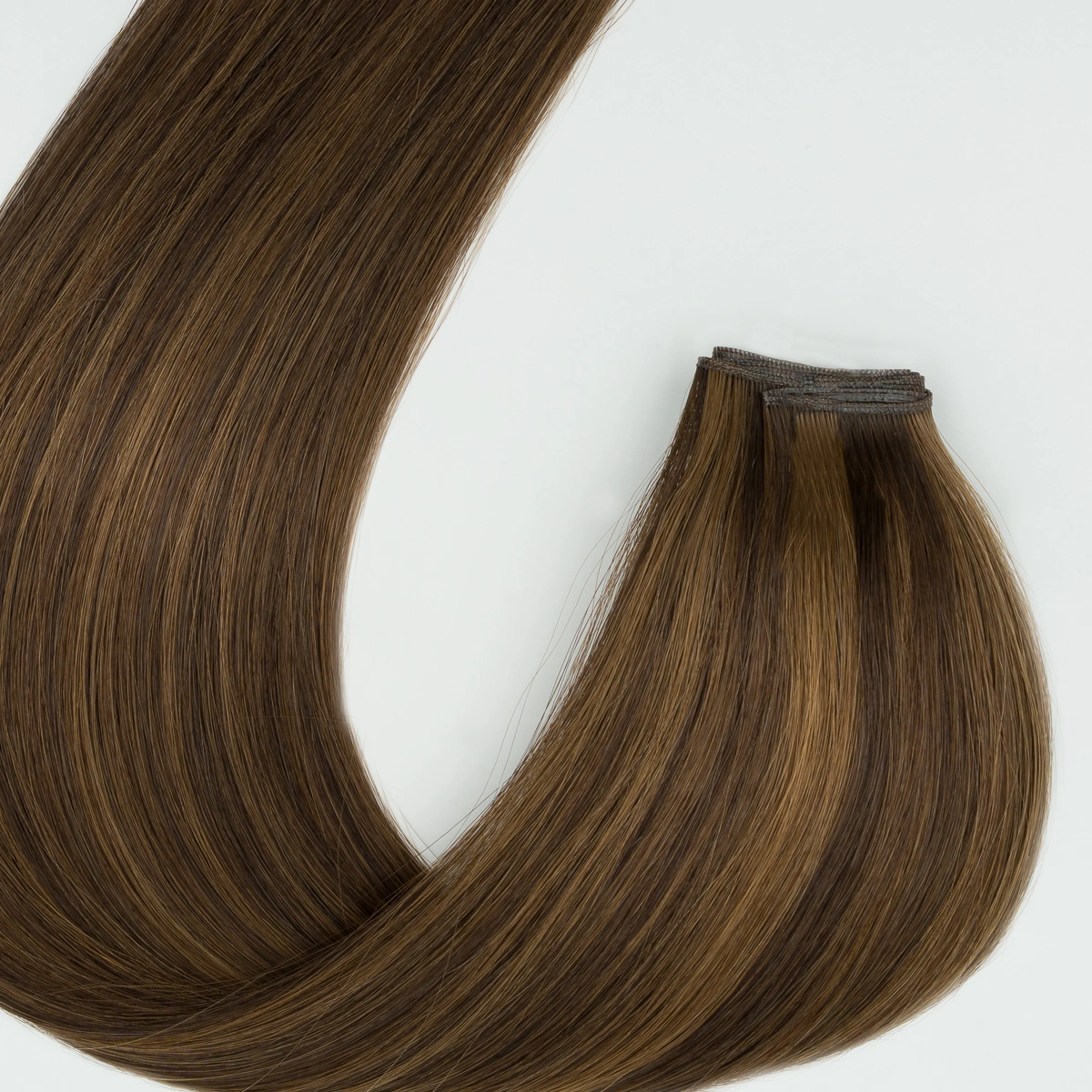 Vektorillustration von blonden Haaren einer Frau mit Weft-Extensions, die volumin�s und stilvoll wirken.