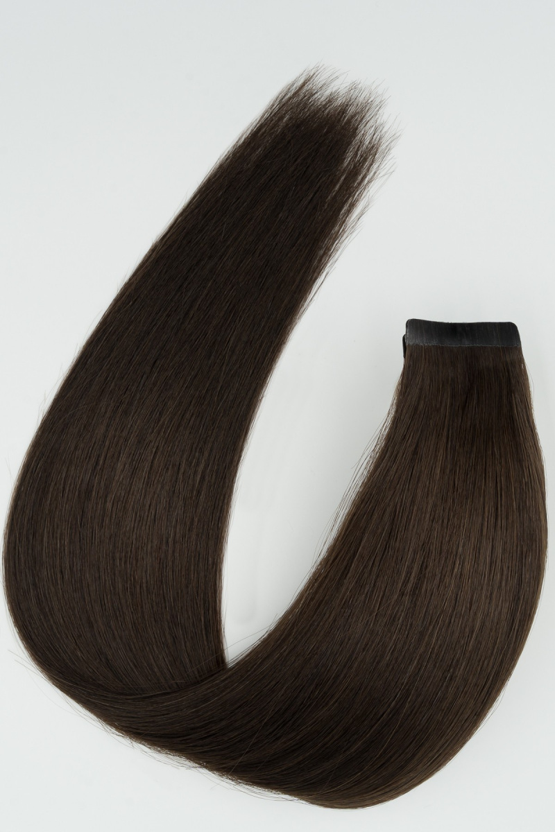 Detailaufnahme von Echthaar Extensions Haaren in der Farbe N° 2 Dunkelbraun