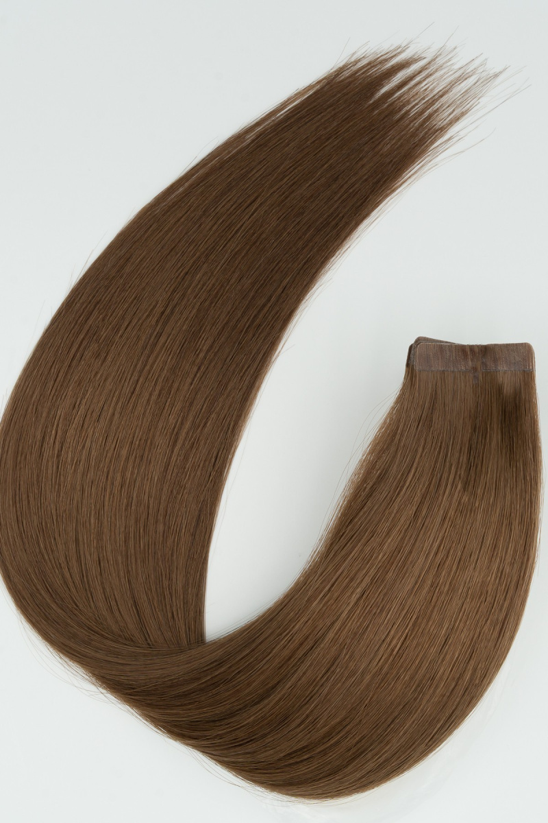 Nahaufnahme der LONGTIME HAIR Echthaar-Extensions im Farbton N° 4 Naturbraun – natürliche Lichtdarstellung.