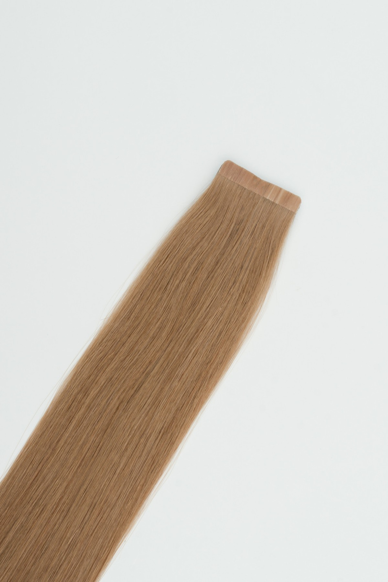 Detailaufnahme der Tape-In Extensions von LONGTIME HAIR – flache Klebestellen und natürliche Haarstruktur
