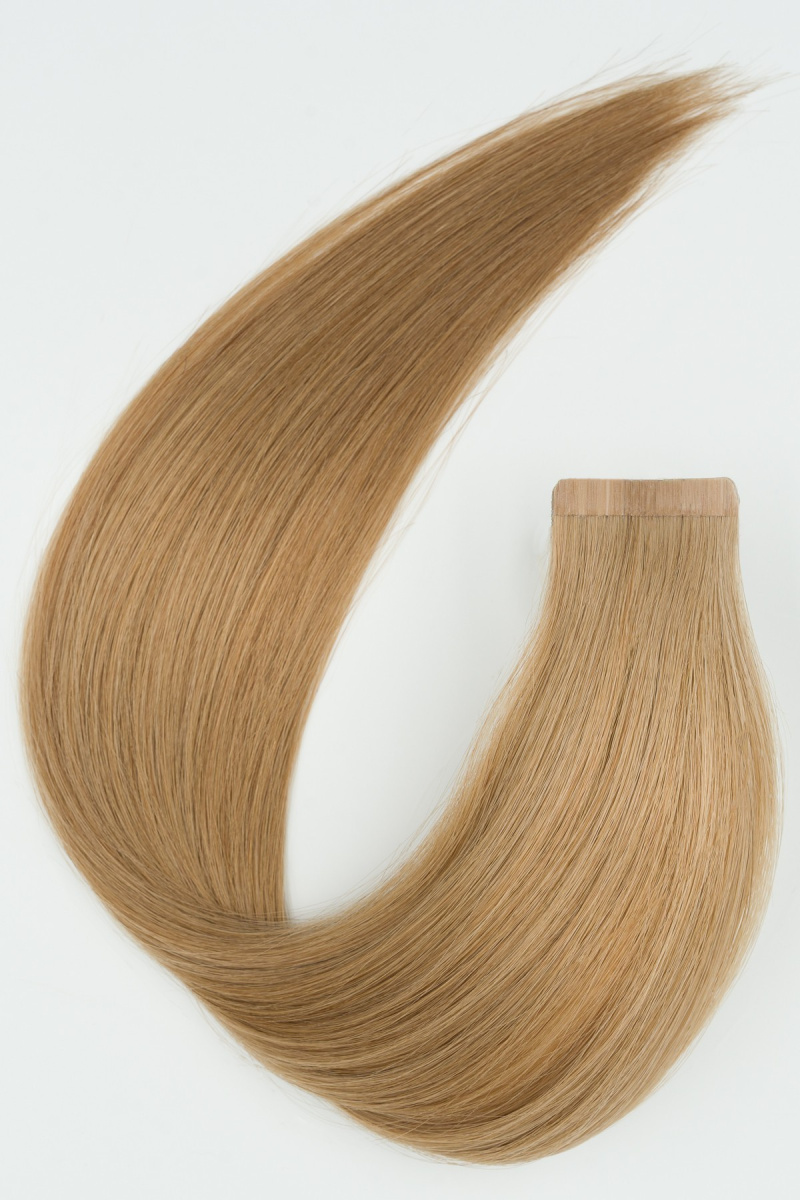 Nahaufnahme der LONGTIME HAIR Echthaar-Extensions im Farbton Farbe N° 7 Goldbraun – natürliche Lichtdarstellung.