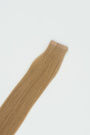 Detailaufnahme der Tape-In Extensions von LONGTIME HAIR – flache Klebestellen und natürliche Haarstruktur