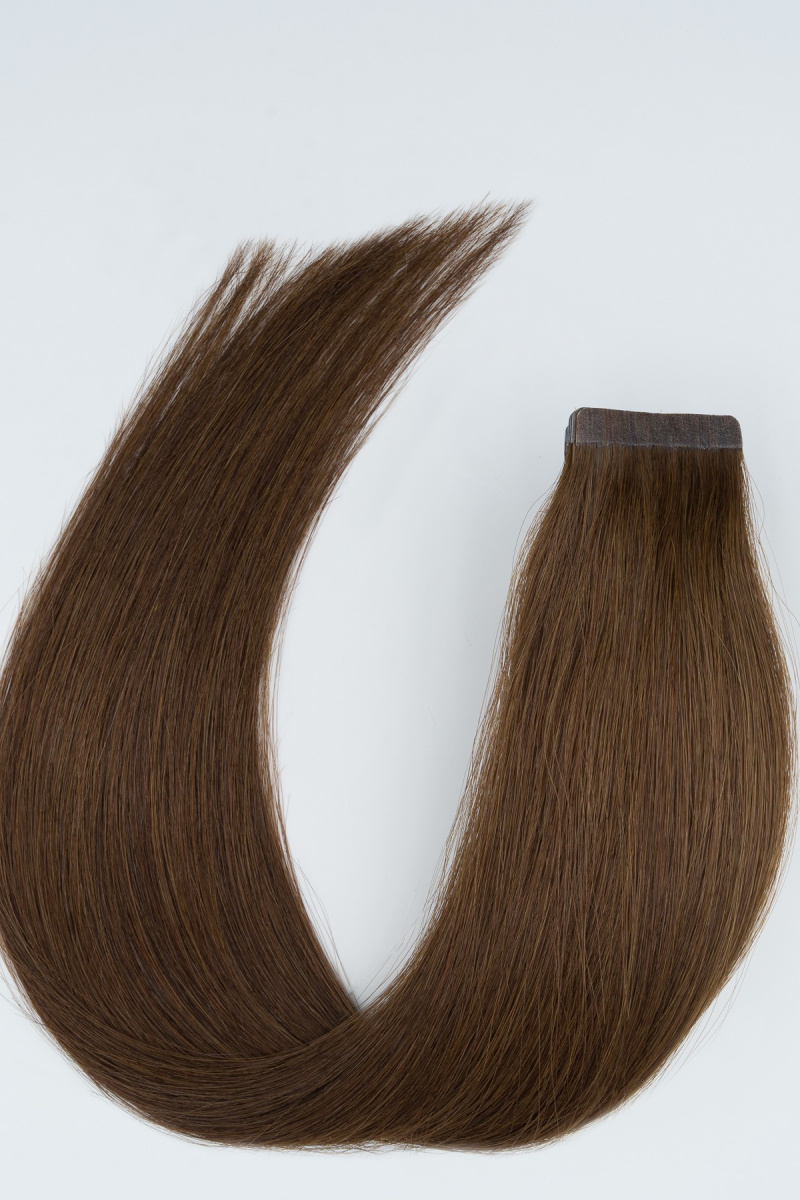 Farbton N° 4 Naturbraun - Nahaufnahme auf welcher LONGTIME HAIR Echthaare detailliert dargestellt sind